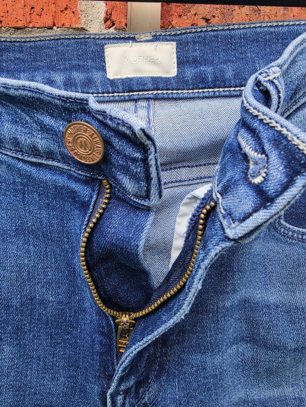 MOTHER The Weekender Fray Jeans Groovin 26 - Picture 9 of 16